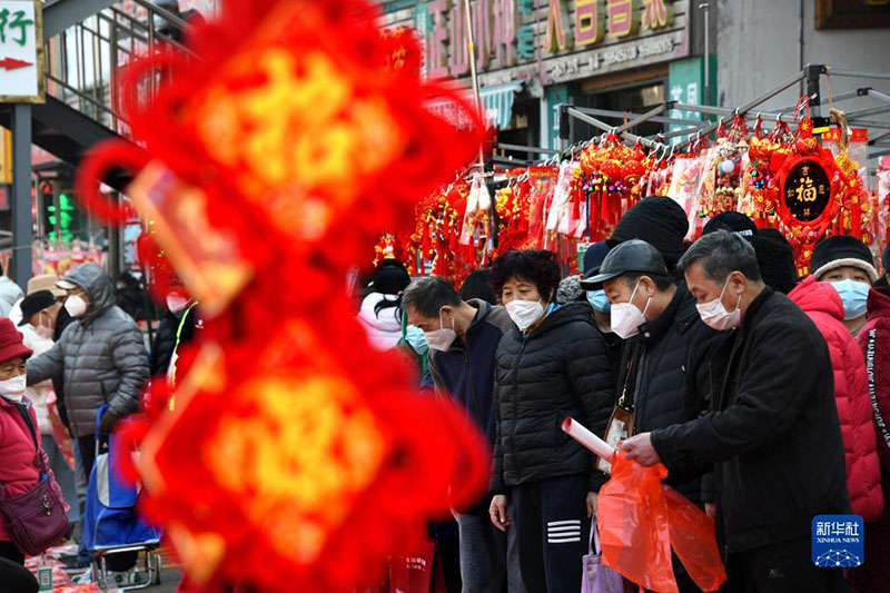 К?ктем мерекес? ?арса?ында Циндаоды? ж?з жылды? базарында сауда ?ызды