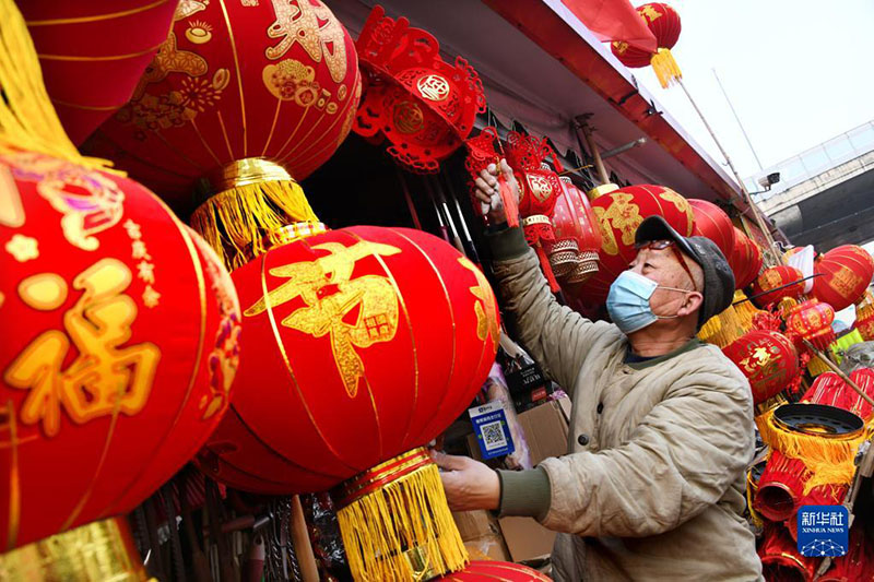 К?ктем мерекес? ?арса?ында Циндаоды? ж?з жылды? базарында сауда ?ызды