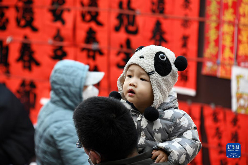 К?ктем мерекес? ?арса?ында Циндаоды? ж?з жылды? базарында сауда ?ызды