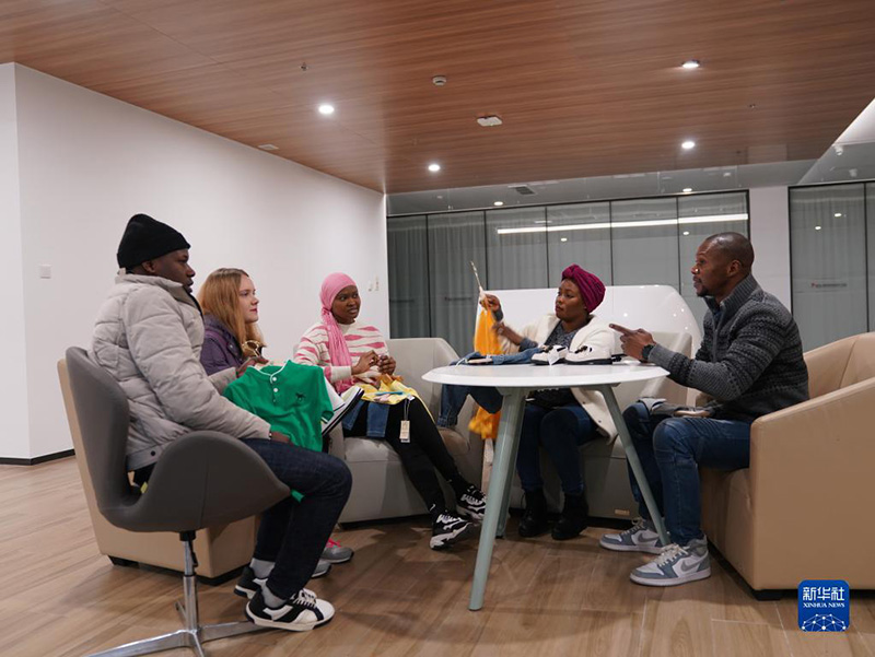 Шетелд?к блогерлер ??ытайды? балалар ки?м? астанасыны?? шетелге шы?уын тездетт?