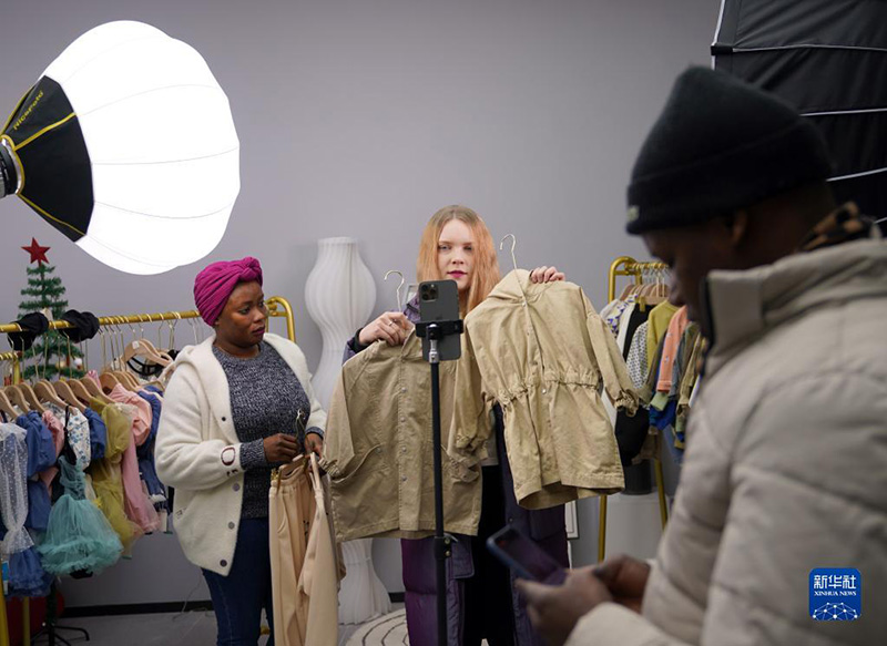 30 наурызда ?аза?станнан келген ?ыз Чжэцзян ?лкес?ндег? электронды коммерцияны? пилотты? айма?ында ана т?л?нде ?ытайда ?нд?р?лген балалар ки?мдер?н т?келей эфирде таныстырды.