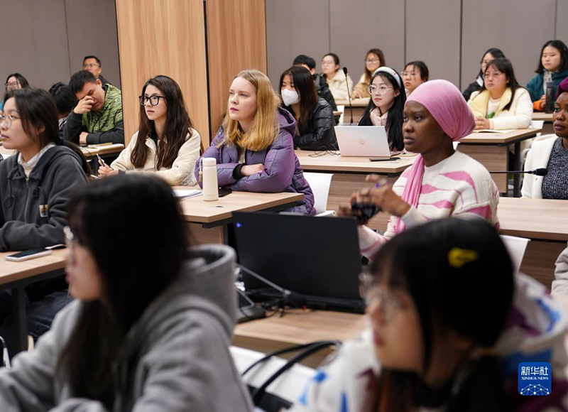 Шетелд?к блогерлер ??ытайды? балалар ки?м? астанасыны?? шетелге шы?уын тездетт?