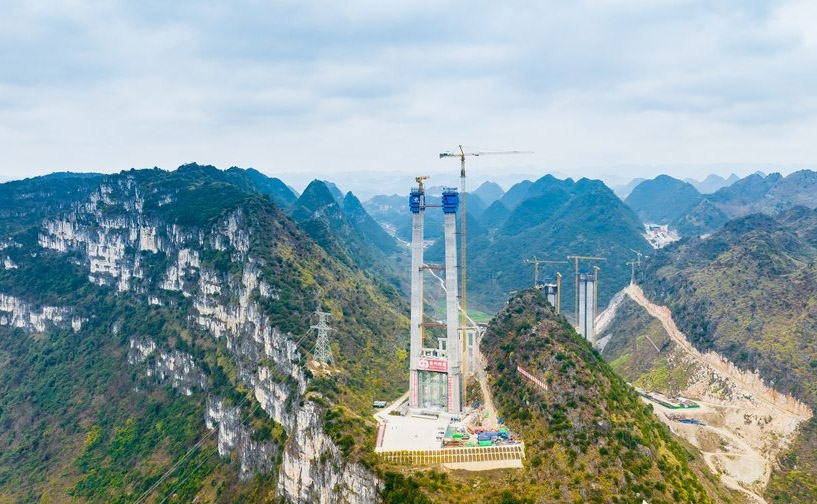 Хуацзян шат?алына салынып жат?ан к?п?р (2023 жылды? ?а?тары). Фотоны онлайн ?Халы? Газет?н??? т?лш?с? Ту Минь т?с?рген