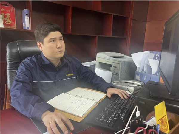 Ляньюньган ?ытай-?аза?стан халы?аралы? логистикалы? компаниясыны? ?аза?стан тарапы Бас директорыны? орынбасары Азез Ескенд?ров. Фотомен ?амда?ан с??бат беруш?