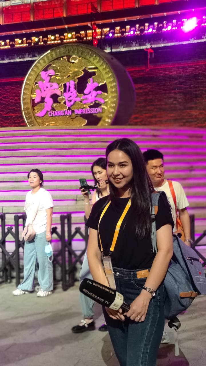 ?збекстан ?Ренессанс? телеарнасыны? журналист? Динара Сианьда а?парат тарату?а дайындалып жатыр. Фотомен ?амда?ан автор