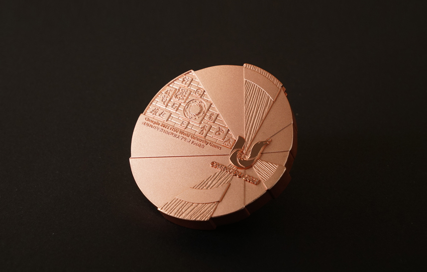 Чэнду Универсиадасыны? эмблемасы, т?мары, алауы ж?не медальдары к?рсет?лд?