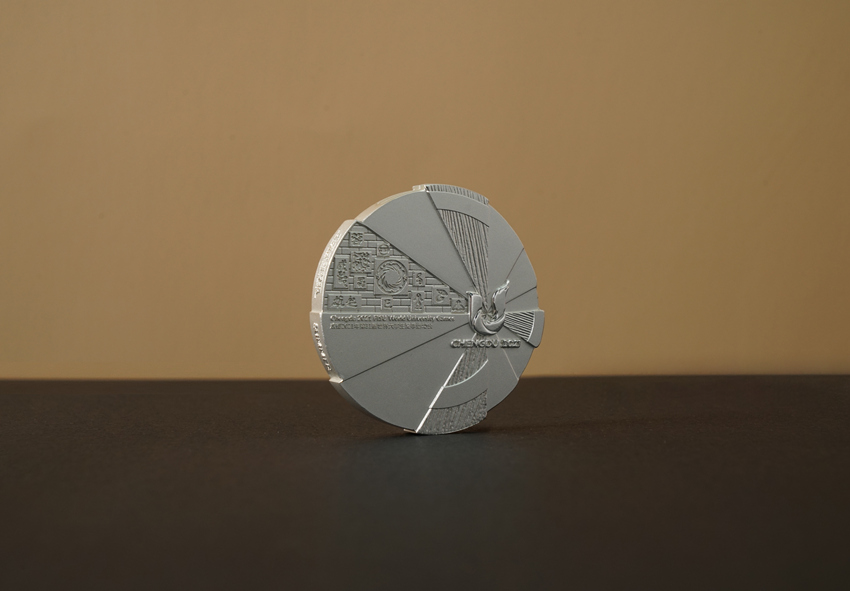 Чэнду Универсиадасыны? эмблемасы, т?мары, алауы ж?не медальдары к?рсет?лд?