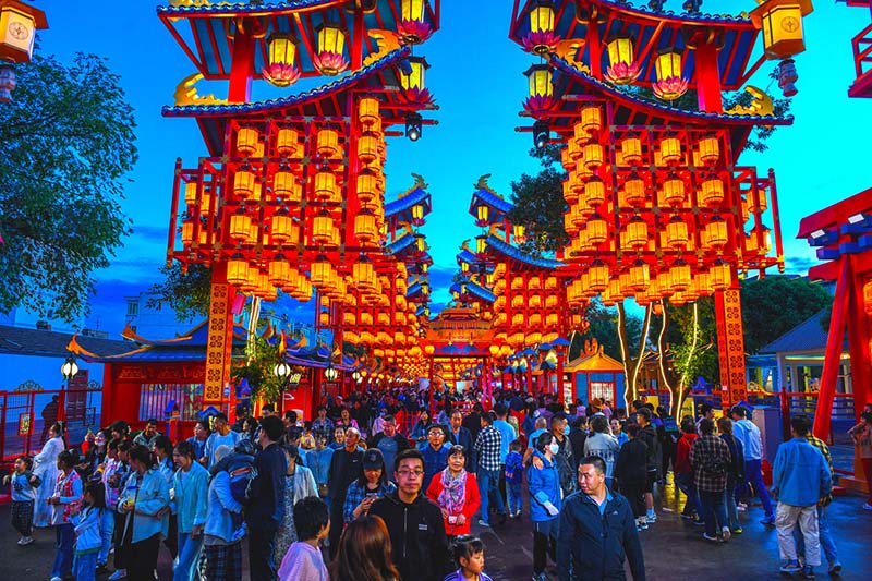 Шы?жа? Текес ауданында?ы ?дем? шам шыра?тардан л?ззат ал?ан туристер