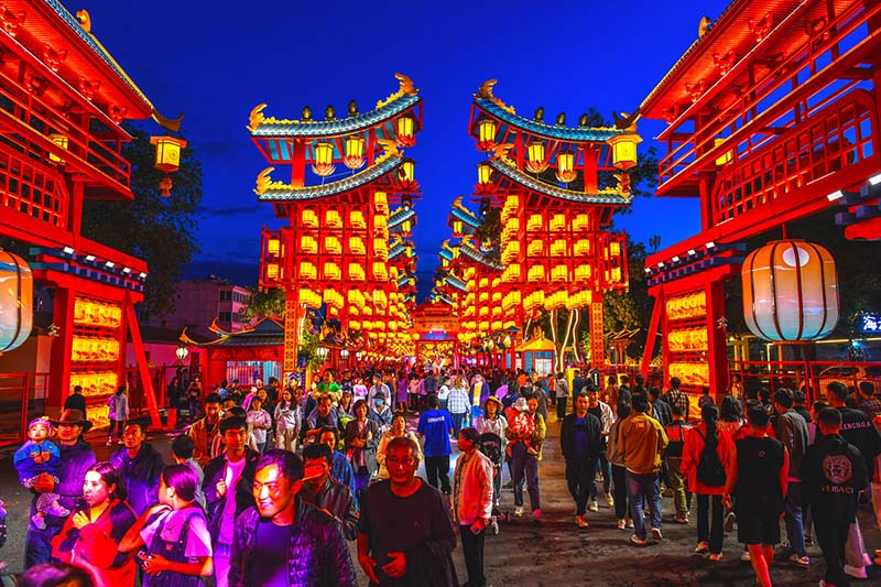 Шы?жа? Текес ауданында?ы ?дем? шам шыра?тардан л?ззат ал?ан туристер