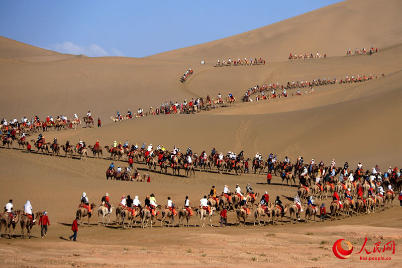 Дуньхуанда?ы Ж?бек жолында?ы т?йе ?о?ырауы сы??ырлап, туризм дами т?ст?