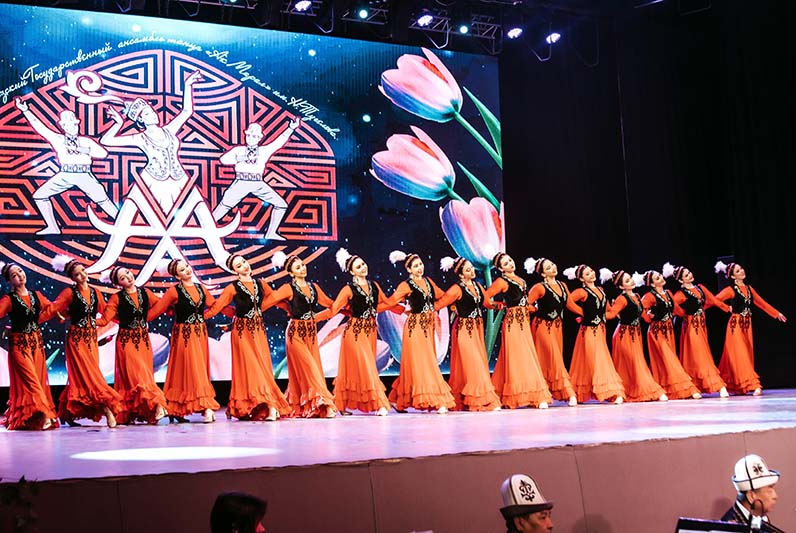 ?р?мж?де 6-ншы ?ытай Шы?жа? халы?аралы? халы? би фестивал? ашылды