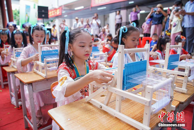 Гуанси ?Шеберл?к жарысымен? ?ашы?тар мерекес?н ?арсы алды