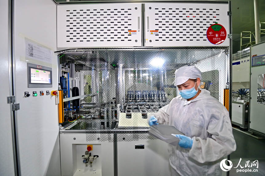 Экспортты? фотоэлектрл?к модульдер белсенд? ?нд?р?л?п жатыр