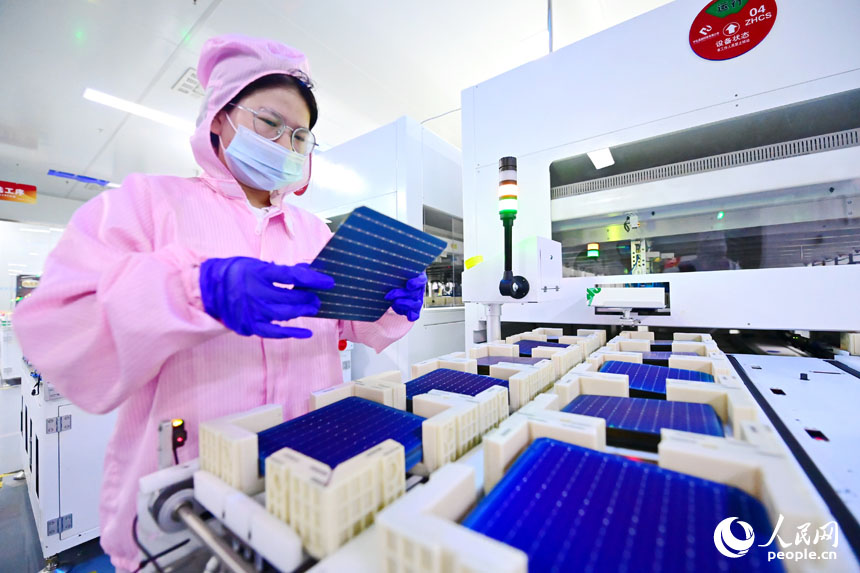 Экспортты? фотоэлектрл?к модульдер белсенд? ?нд?р?л?п жатыр