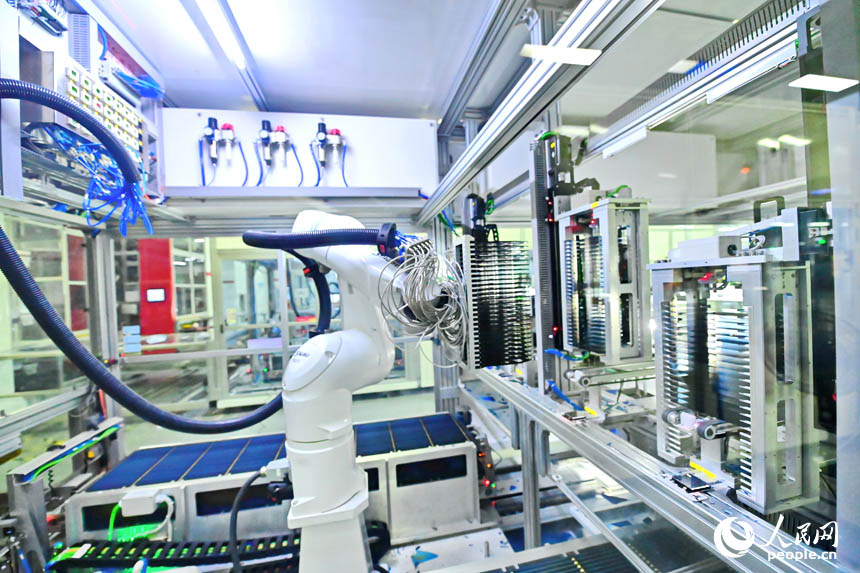 Экспортты? фотоэлектрл?к модульдер белсенд? ?нд?р?л?п жатыр