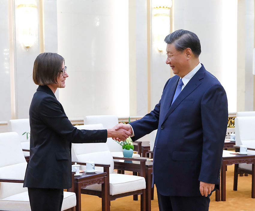 Си Цзиньпин халы?аралы? ?ызыл Крест комитет?н?? т?ра?асы Споляричпен кездест?