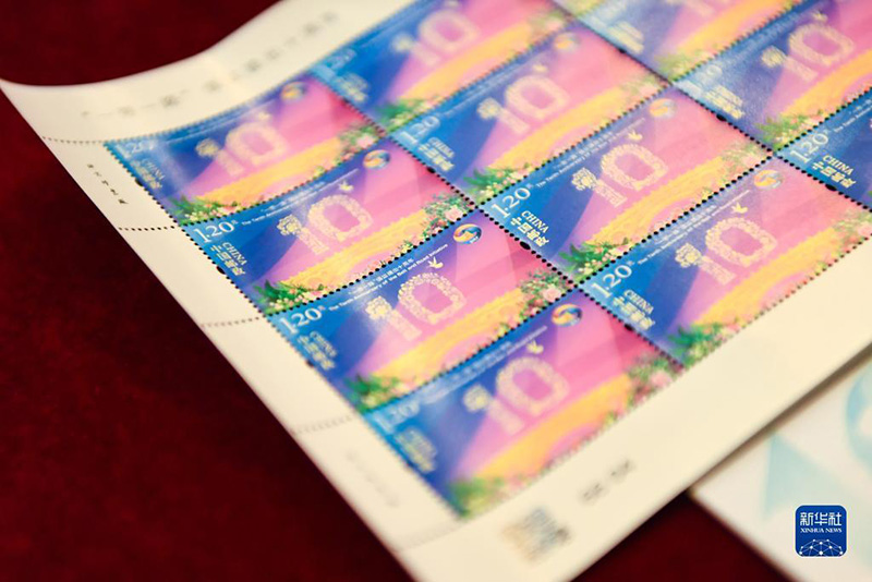 ?ытай поштасы ?Б?р белдеу, б?р жол? бастамасыны? он жылды?ына орай естел?к маркалар шы?арды