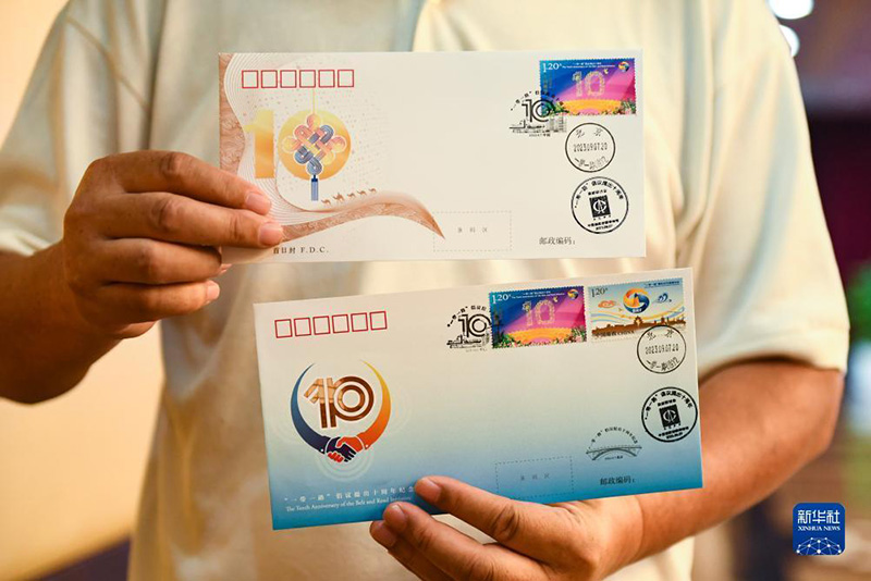 ?ытай поштасы ?Б?р белдеу, б?р жол? бастамасыны? он жылды?ына орай естел?к маркалар шы?арды