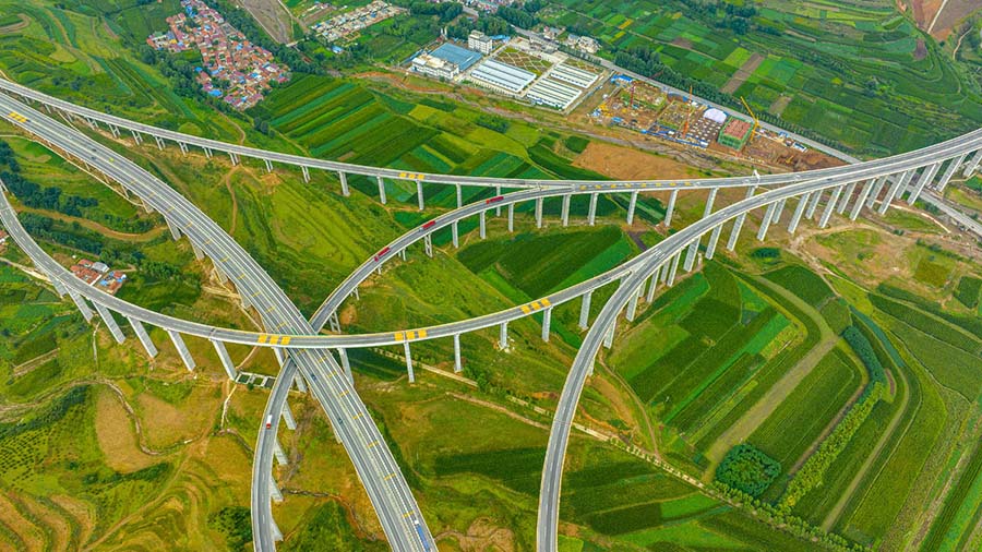 Хуатин, Ганьсу: Жо?ары ?ар?ынды тасжолдар т?рт тарап?а т?тасты