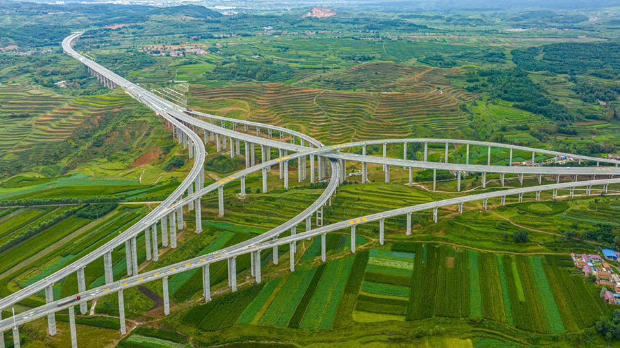 Хуатин, Ганьсу: Жо?ары ?ар?ынды тасжолдар т?рт тарап?а т?тасты