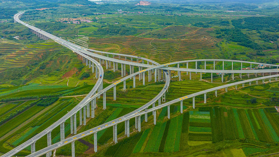 Хуатин, Ганьсу: Жо?ары ?ар?ынды тасжолдар т?рт тарап?а т?тасты