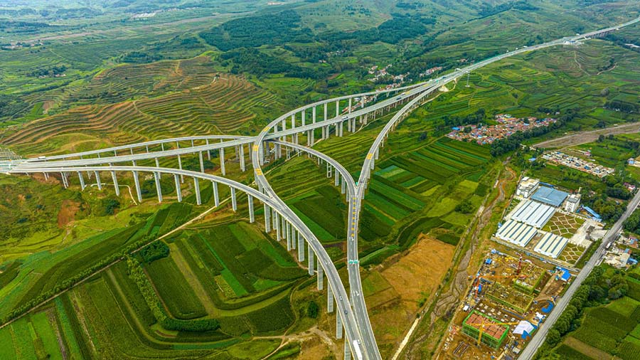 Хуатин, Ганьсу: Жо?ары ?ар?ынды тасжолдар т?рт тарап?а т?тасты