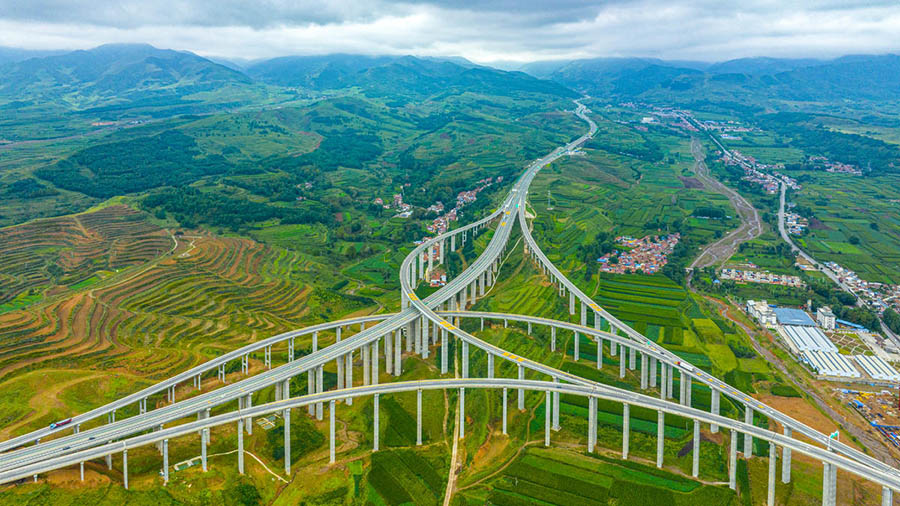 Хуатин, Ганьсу: Жо?ары ?ар?ынды тасжолдар т?рт тарап?а т?тасты