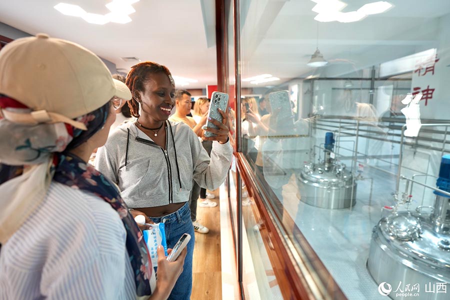 2023 жыл?ы ??ытай жазуына махаббат? бай?ауына ?атысушылар ?ытайда?ы ауылды? жа?а т?рмысымен танысты