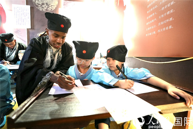 ??ытай жазуына махаббат? бай?ауына ?атысушылар Шаньсида?ы Хайхуэй классикалы? о?ыту академиясына барды