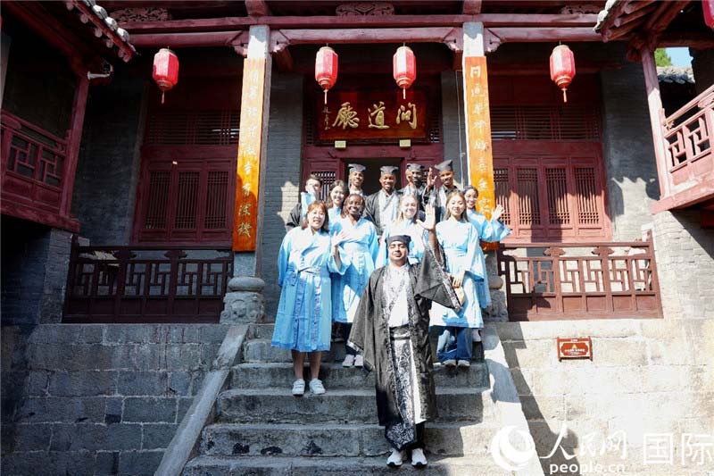 ??ытай жазуына махаббат? бай?ауына ?атысушылар Шаньсида?ы Хайхуэй классикалы? о?ыту академиясына барды