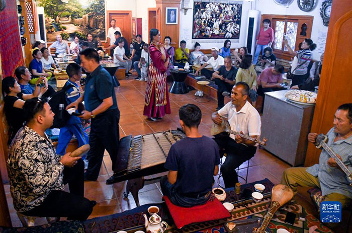 Шы?жа?ны? ?аш?ар ?аласында?ы ж?з жылды? шайханада мы?жылды? шайдан д?м таты?ыз