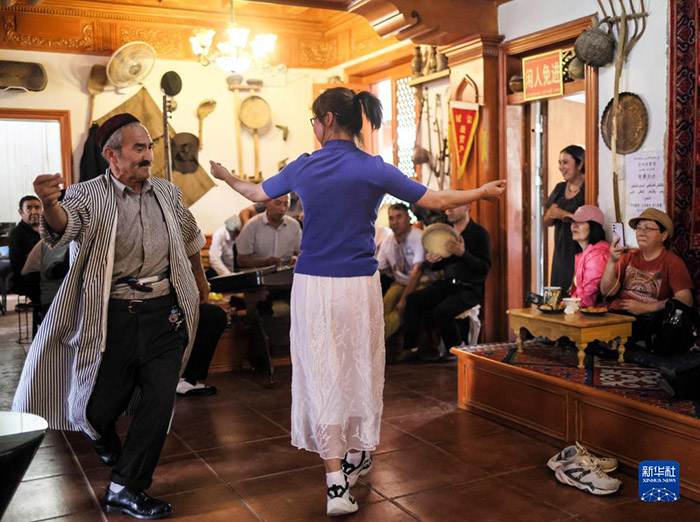 Шы?жа?ны? ?аш?ар ?аласында?ы ж?з жылды? шайханада мы?жылды? шайдан д?м таты?ыз