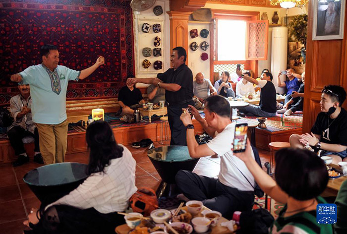 Шы?жа?ны? ?аш?ар ?аласында?ы ж?з жылды? шайханада мы?жылды? шайдан д?м таты?ыз