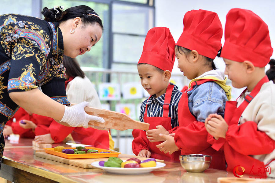 Б?лд?рш?ндер к?з ортасы мерекес?не орай айк?лшелер дайындады