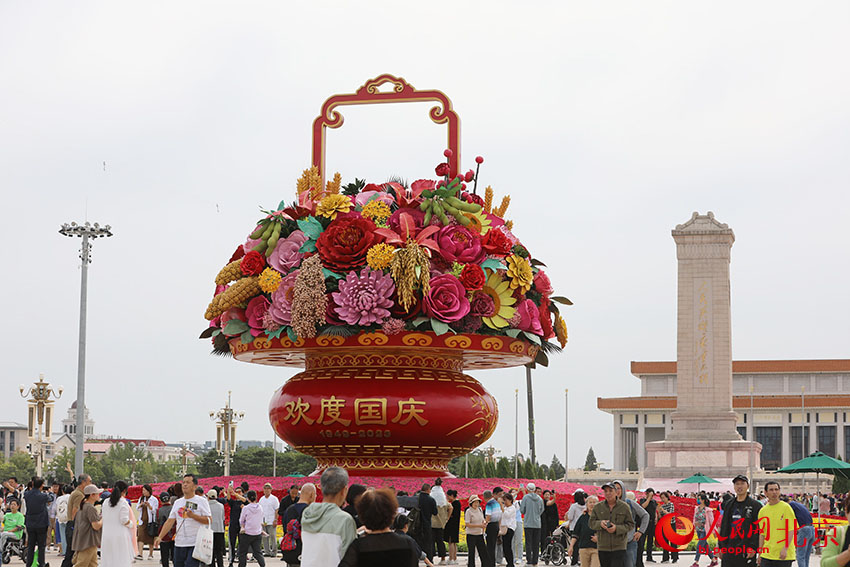 Мемлекетт?к мерекеге орай Тяньаньмэнь ала?ында алып г?л себет? ?ойылды