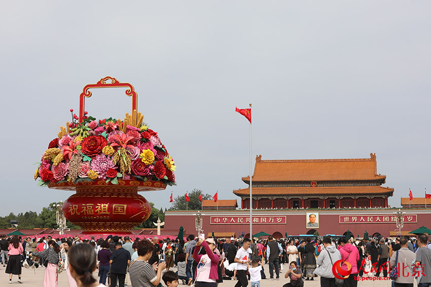 Мемлекетт?к мерекеге орай Тяньаньмэнь ала?ында алып г?л себет? ?ойылды