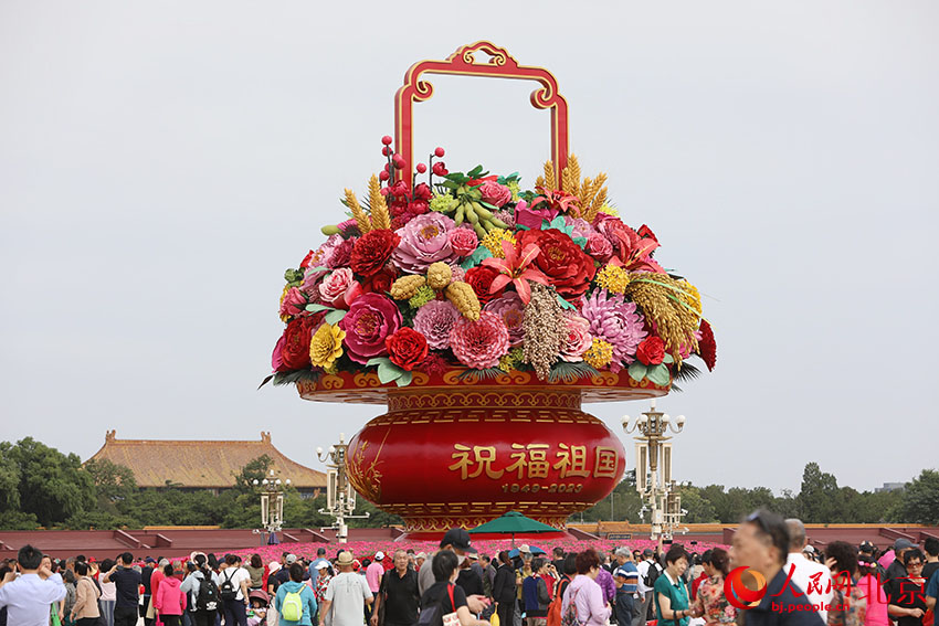 Мемлекетт?к мерекеге орай Тяньаньмэнь ала?ында алып г?л себет? ?ойылды