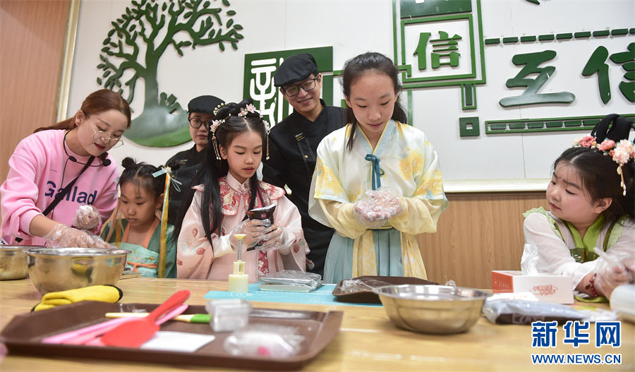 Бастауыш мектеп балалары к?з ортасы мерекес?н тойлау ?ш?н айк?лше п?с?руд? ?йренд?