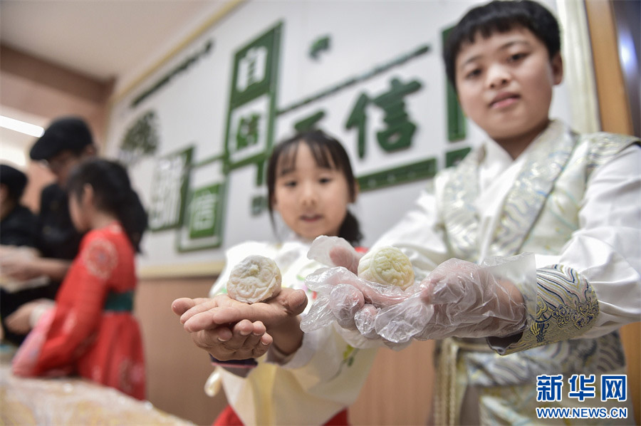 Бастауыш мектеп балалары к?з ортасы мерекес?н тойлау ?ш?н айк?лше п?с?руд? ?йренд?