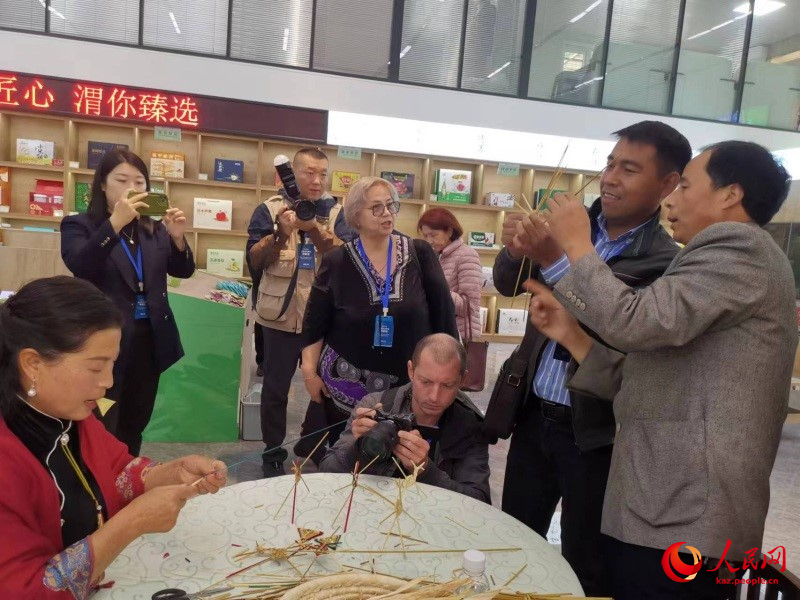 Еуразияны? жетекш? БА? делегациясы Шэньсидег? ауылды жандандыруды? ???пиясын? ?здейд?