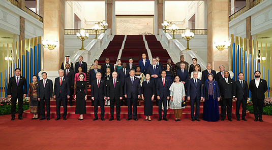 Си Цзиньпин мен Пэн Лиюань ?Б?р белдеу, б?р жол? халы?аралы? ынтыма?тасты?ты? жо?ары де?гейдег? ?ш?нш? форумына ?атыс?ан халы?аралы? жо?ары лауазымды т?л?алар?а ??тты?тау ?она?асын берд?