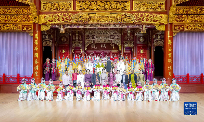 Пэн Лиюань ?Б?р белдеу, б?р жол? халы?аралы? ынтыма?тасты?ты? жо?ары де?гейдег? ?ш?нш? форумына ?атыс?ан шетелд?к к?шбасшыларды? ж?байларымен б?рге ?ытайды? ?нер ж?не ?ол?нер м?ражайына барды