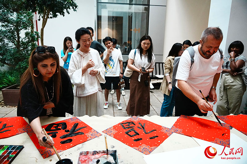 ?Ж?бек жолы? б?р?нш? халы?аралы? коммуникациялы? сыйлы?ыны? же??мпаз ?к?лдер? ?Болаша?ты б?р ж?рекпен саламыз? атты ?с-шара?а ?атысты