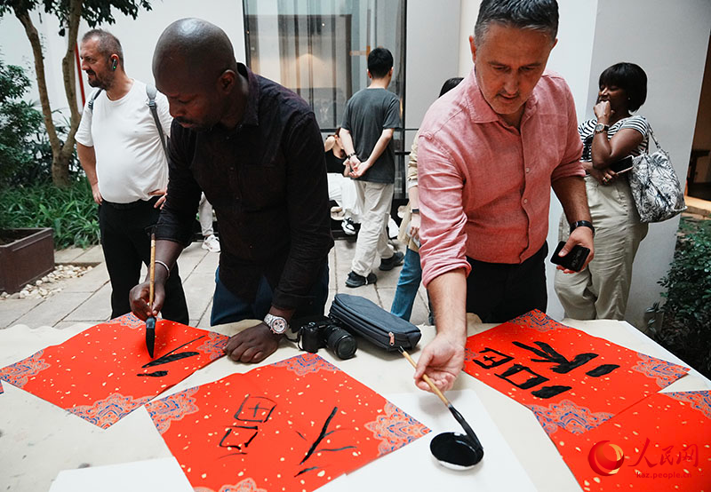 ?Ж?бек жолы? б?р?нш? халы?аралы? коммуникациялы? сыйлы?ыны? же??мпаз ?к?лдер? ?Болаша?ты б?р ж?рекпен саламыз? атты ?с-шара?а ?атысты