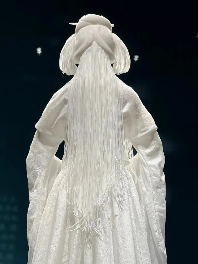 Дэхуаны? шеберл?кпен жасал?ан а? фарфоры