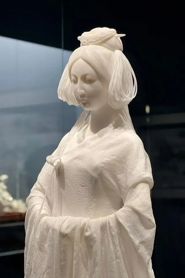 Дэхуаны? шеберл?кпен жасал?ан а? фарфоры