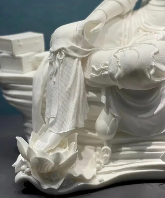 Дэхуаны? шеберл?кпен жасал?ан а? фарфоры