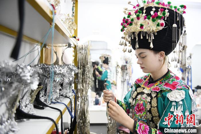 Шетелд?к кел?н Фэнхуан ежелг? ?ала мен Мяо ?лтты? ки?мн?? насихаттаушысы болды