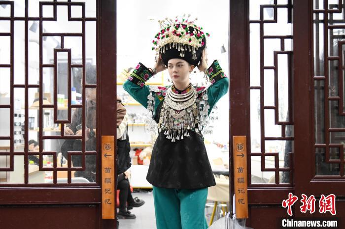 Шетелд?к кел?н Фэнхуан ежелг? ?ала мен Мяо ?лтты? ки?мн?? насихаттаушысы болды