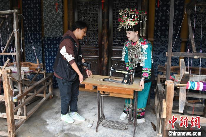 Шетелд?к кел?н Фэнхуан ежелг? ?ала мен Мяо ?лтты? ки?мн?? насихаттаушысы болды